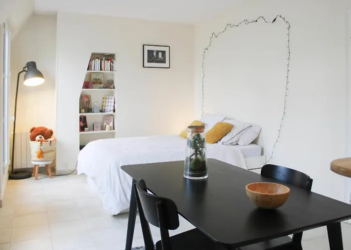 26 M Cocoon With Eiffel Tower View Apartment