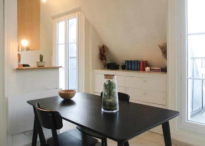 26 M Cocoon With Eiffel Tower View Parijs